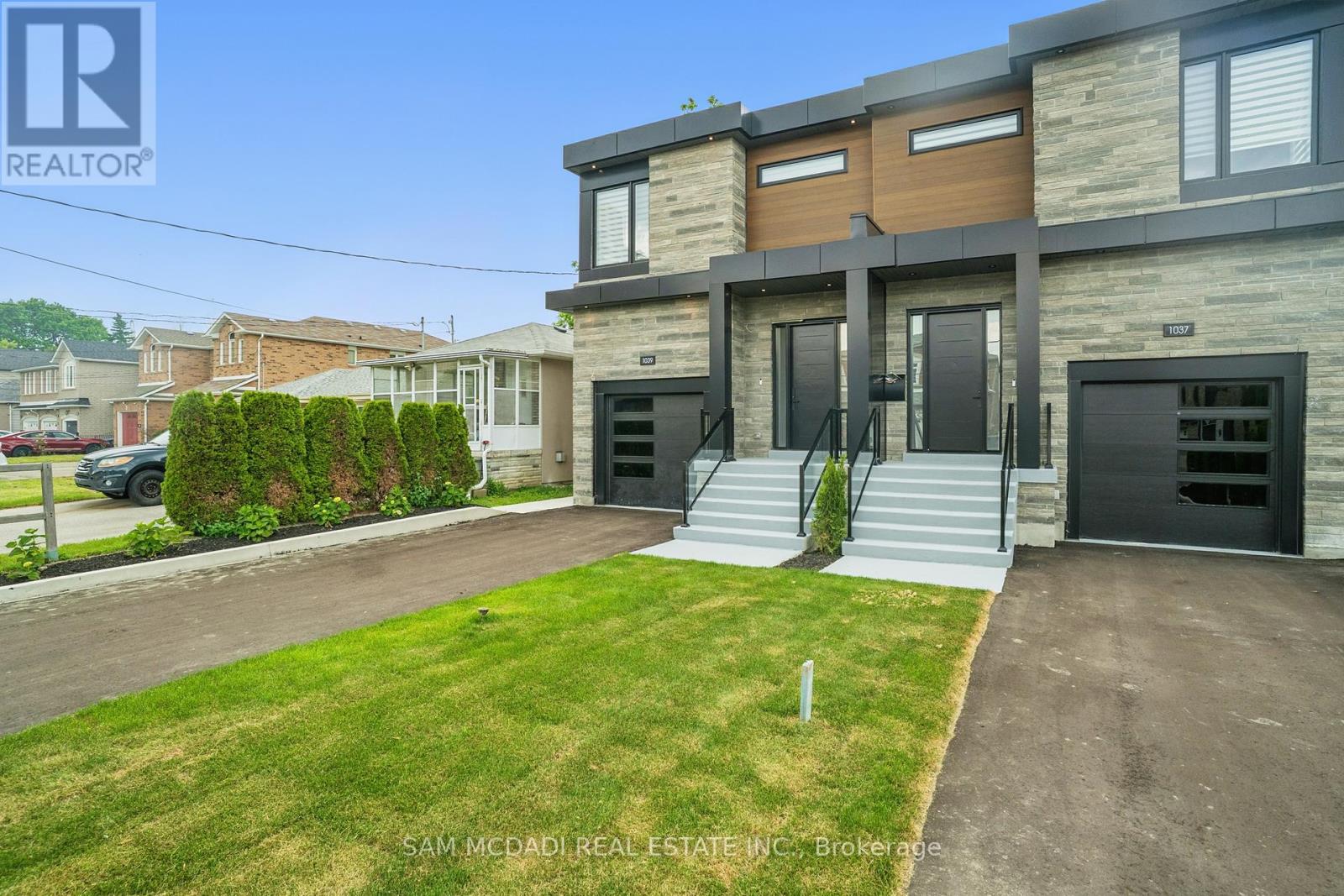 1039 Caven St, Mississauga, ON L5G 4J3