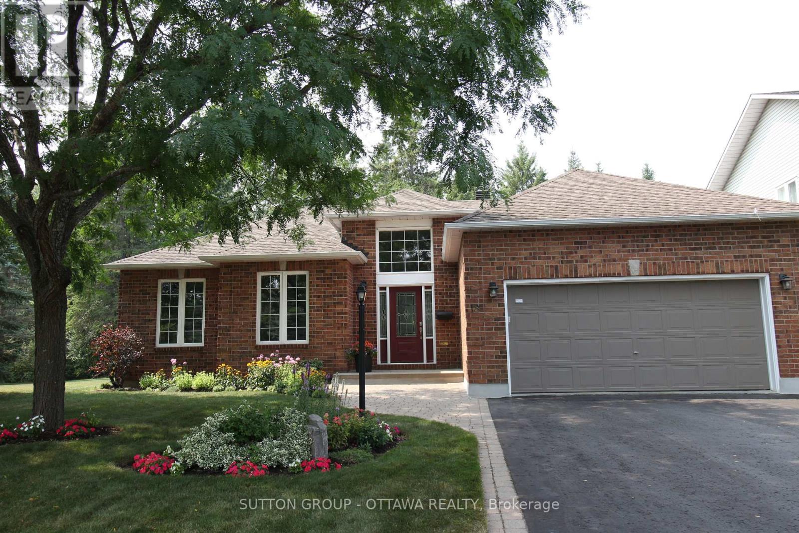 18 Sirocco Cres, Ottawa, ON K2S 1Z7