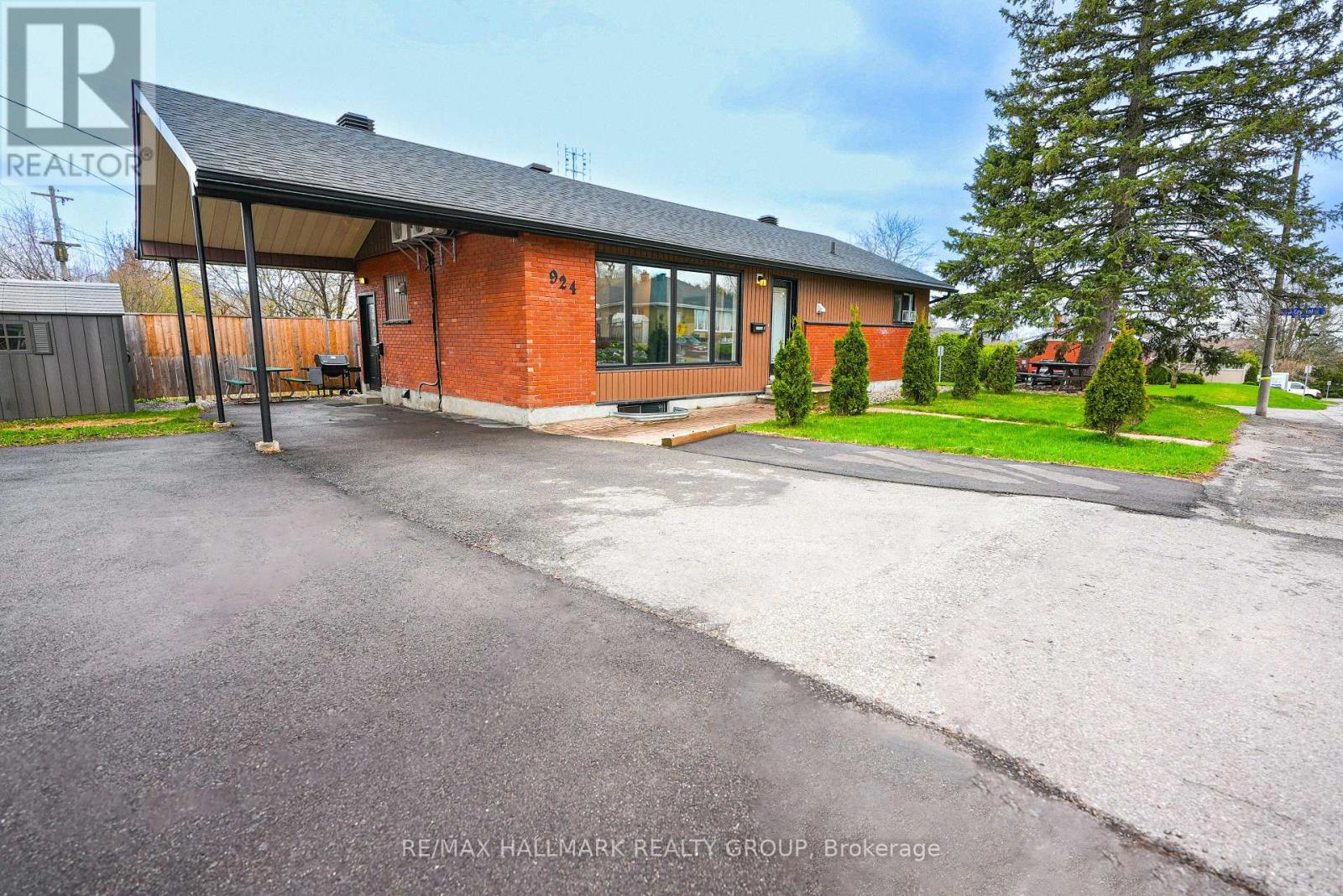 924 Bermuda Ave, Ottawa, ON K1K 0V6