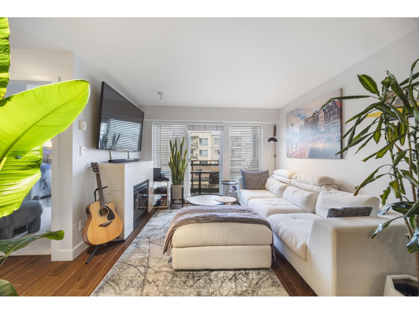 15745 Croydon Drive Unit 201, Surrey, BC V3Z 2L5