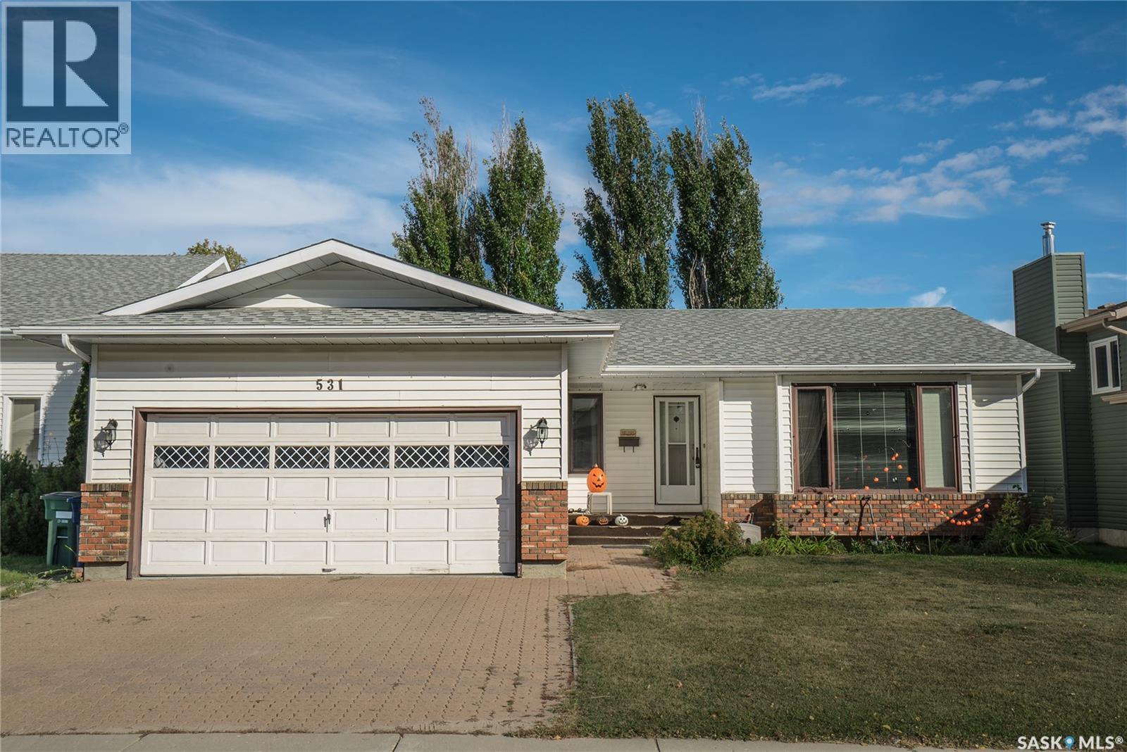 531 Smoothstone Cres, Saskatoon, SK S7J 4T4