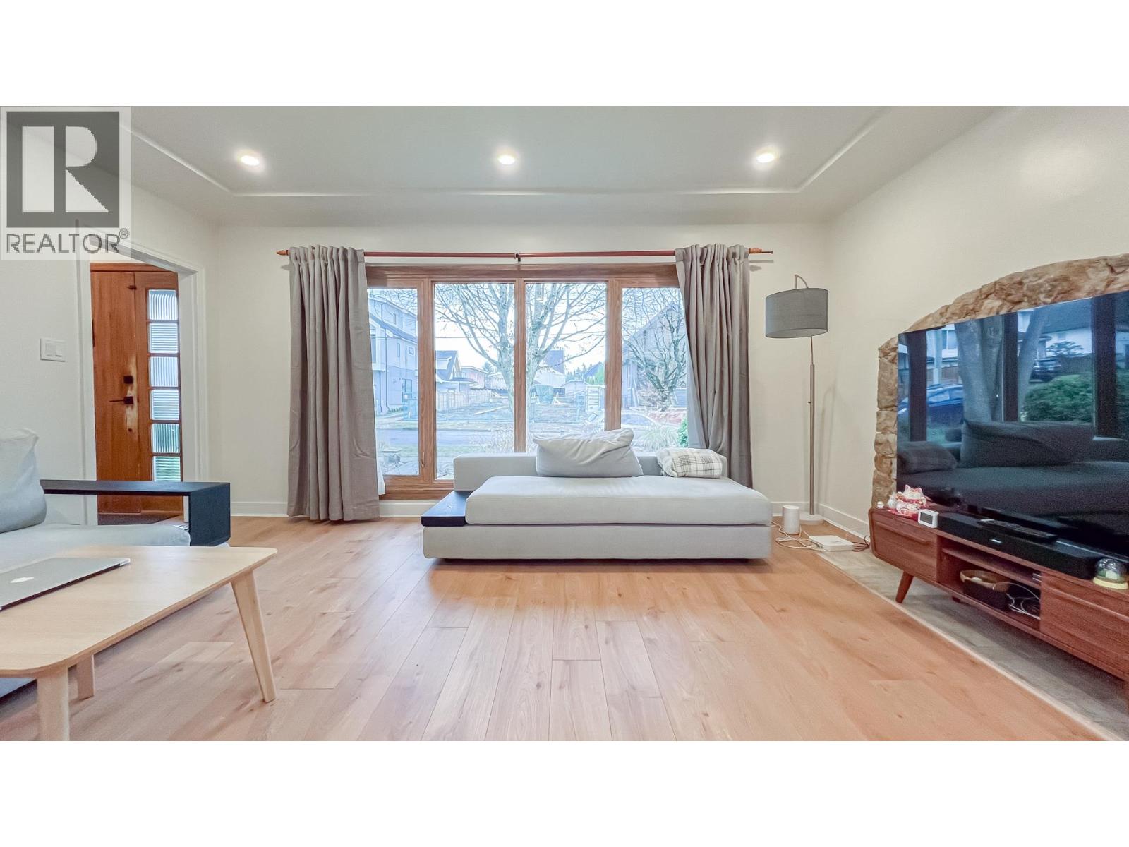 1165 E 26th Ave, Vancouver, BC V5V 2J8