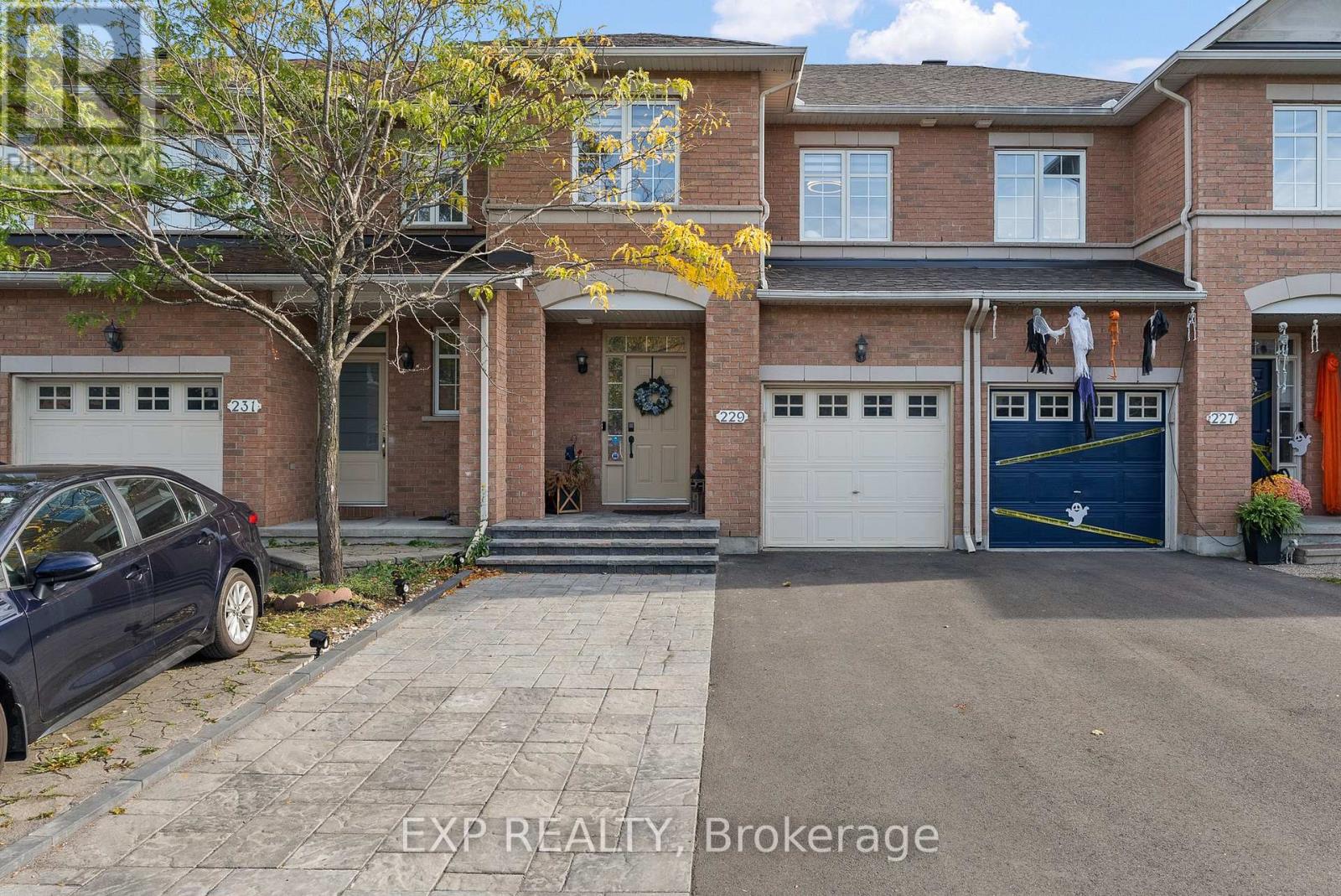 229 Duntroon Cir, Ottawa, ON K1T 4C9