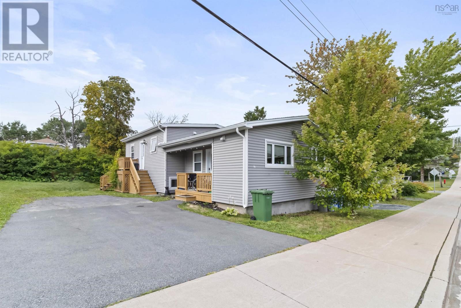 17 Chadwick St, Dartmouth, NS B2Y 2M2