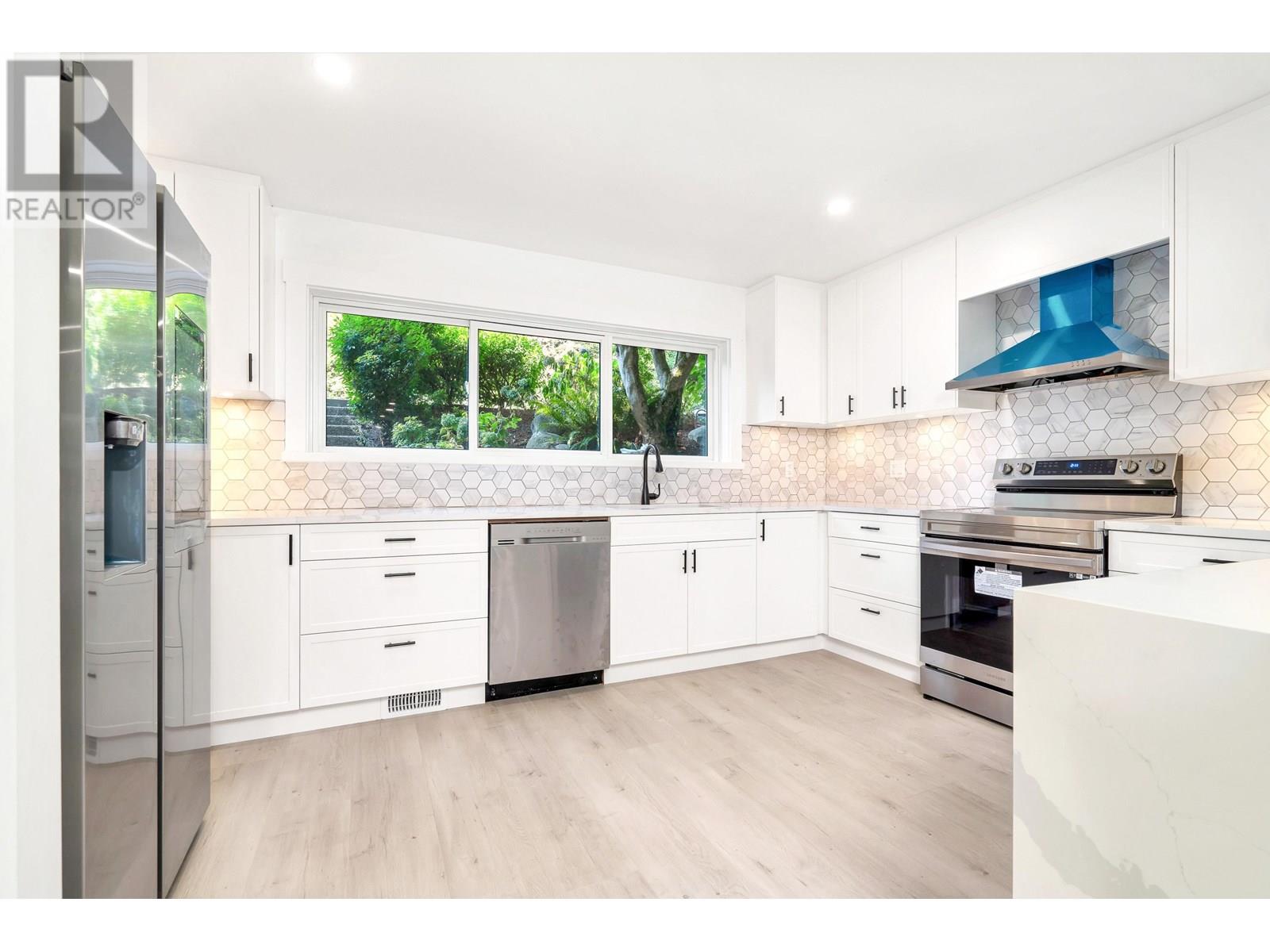 1126 Chateau Pl, Port Moody, BC V3H 1N6