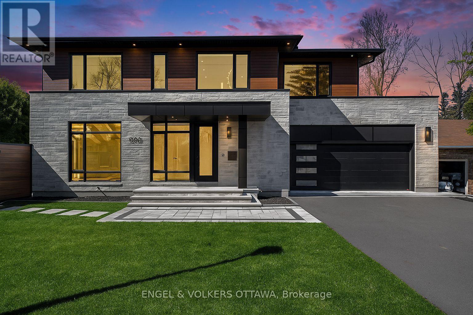 888 Melwood Ave, Ottawa, ON K2A 3C3