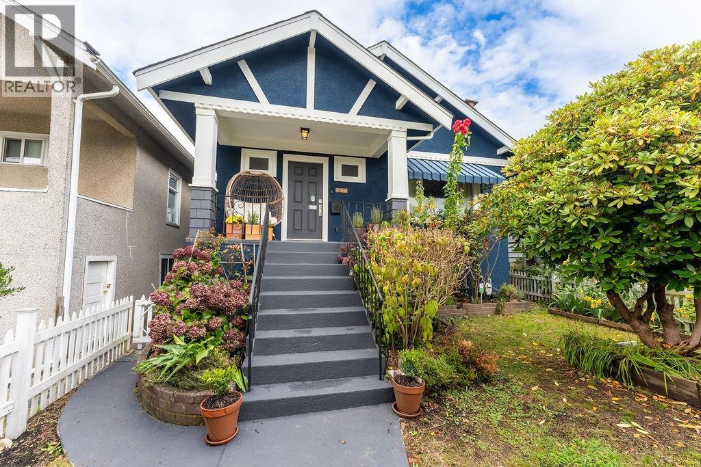 2677 Triumph St, Vancouver, BC V5K 1T1