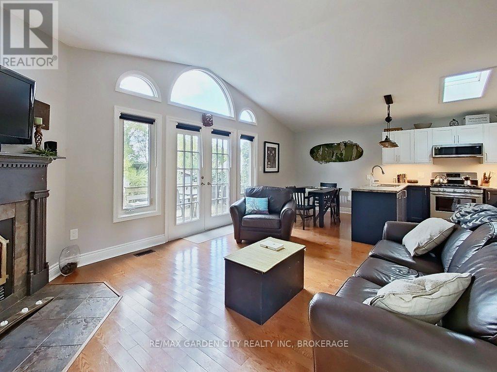 33 Dundas Cres, St. Catharines, ON L2T 1T4
