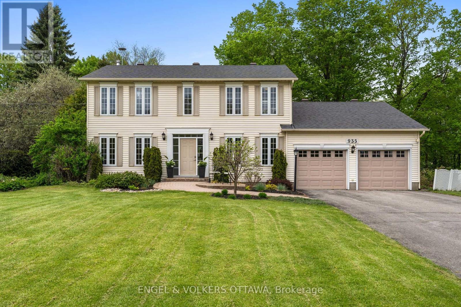 935 Fieldown St, Ottawa, ON K4C 1B9