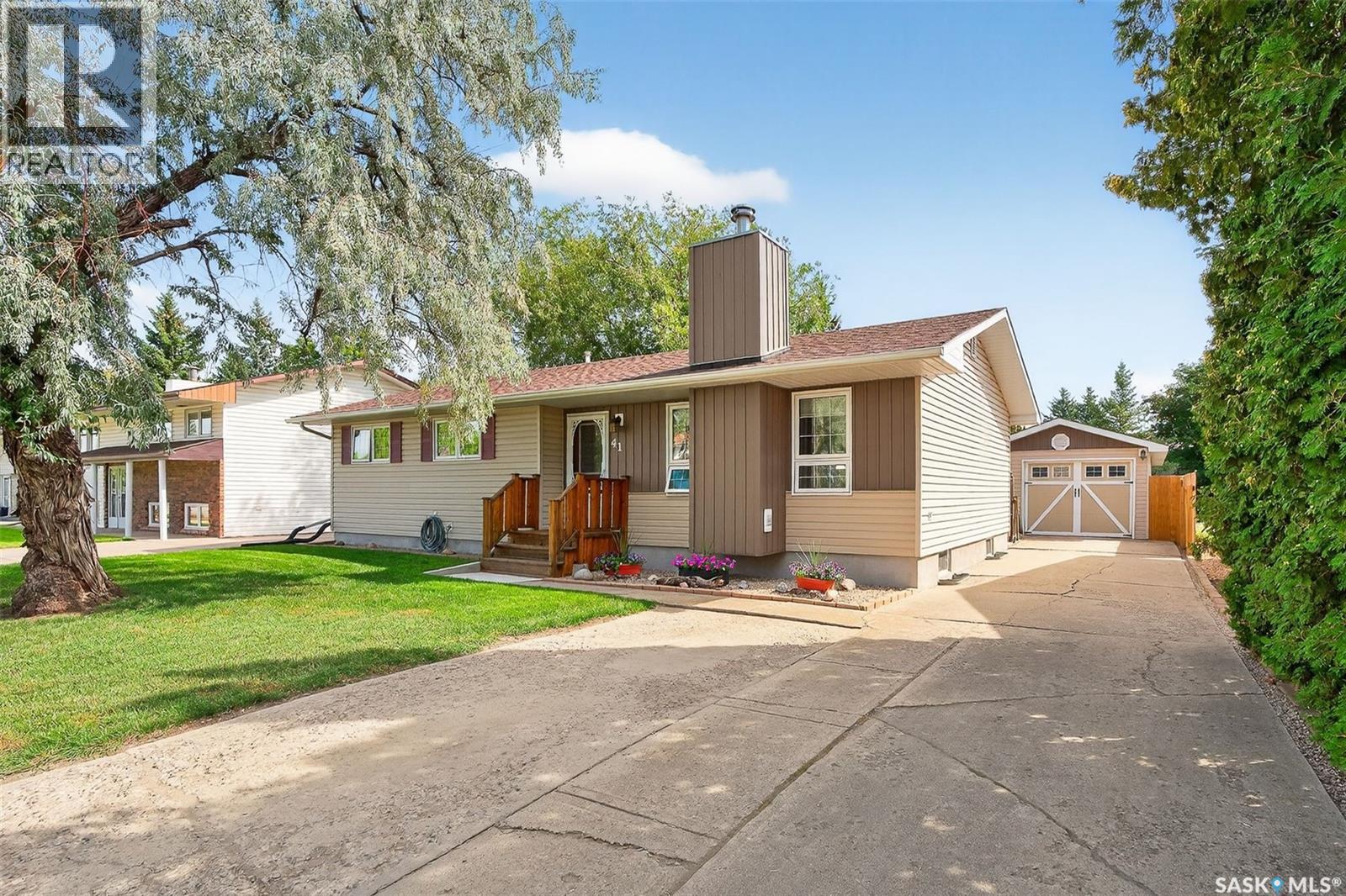 41 Blue Sage Dr, Moose Jaw, SK S6J 1A5