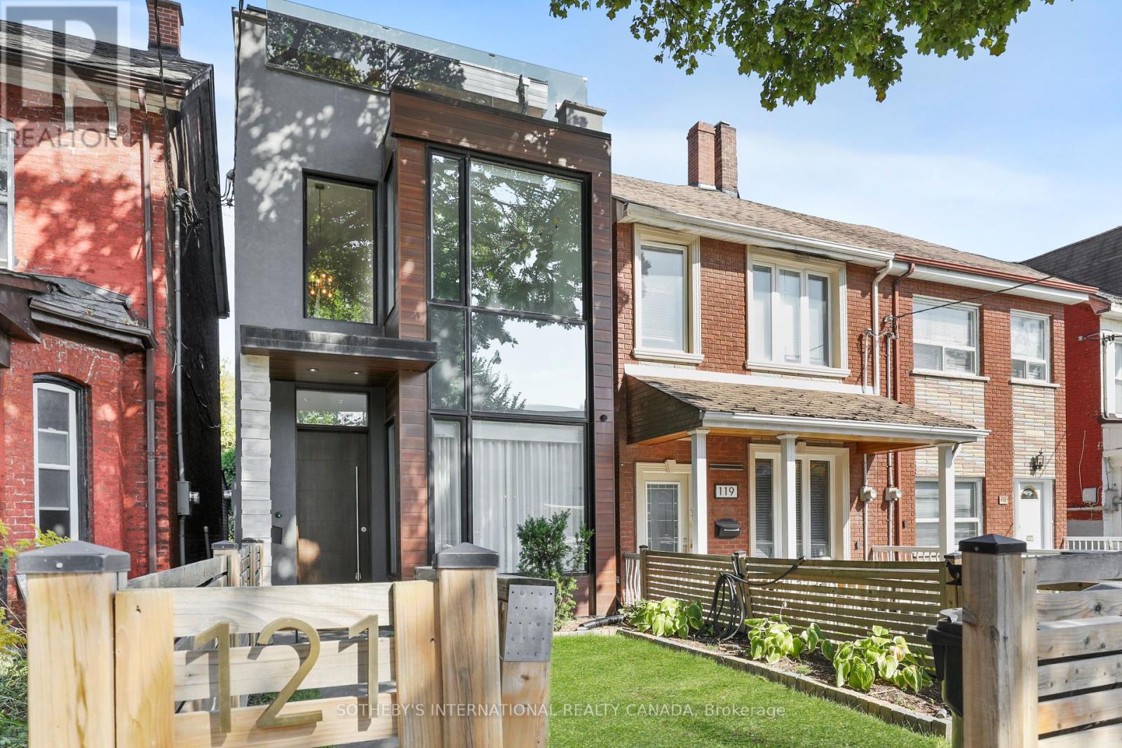 121 Markham St, Toronto, ON M6J 2G4