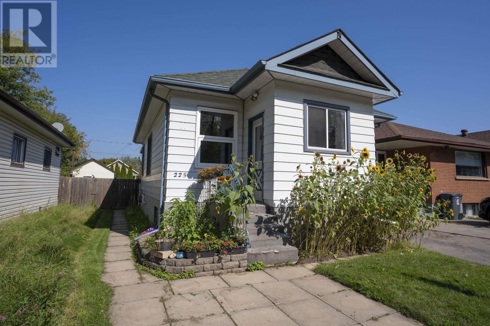 225 Frederica St E, Thunder Bay, ON P7E 3V6
