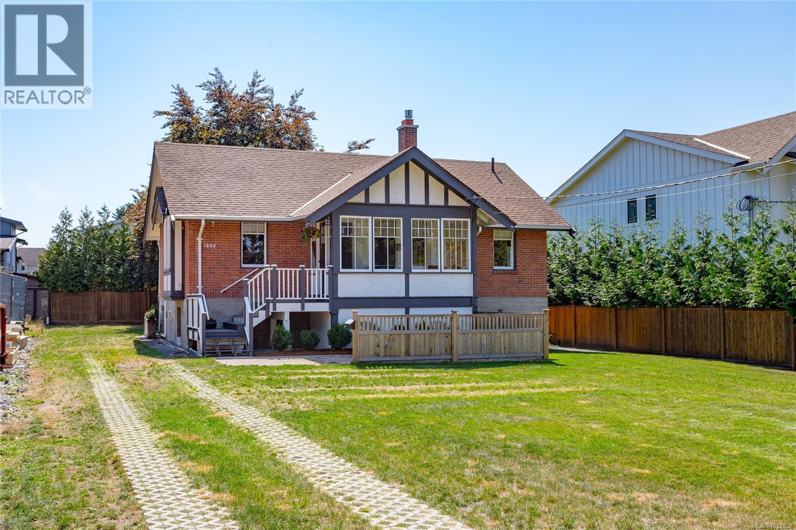 1555 Ash Rd, Saanich, BC V8N 2S9