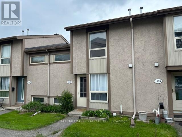 1957 Stonehenge Cres E, Ottawa, ON K1B 4N7