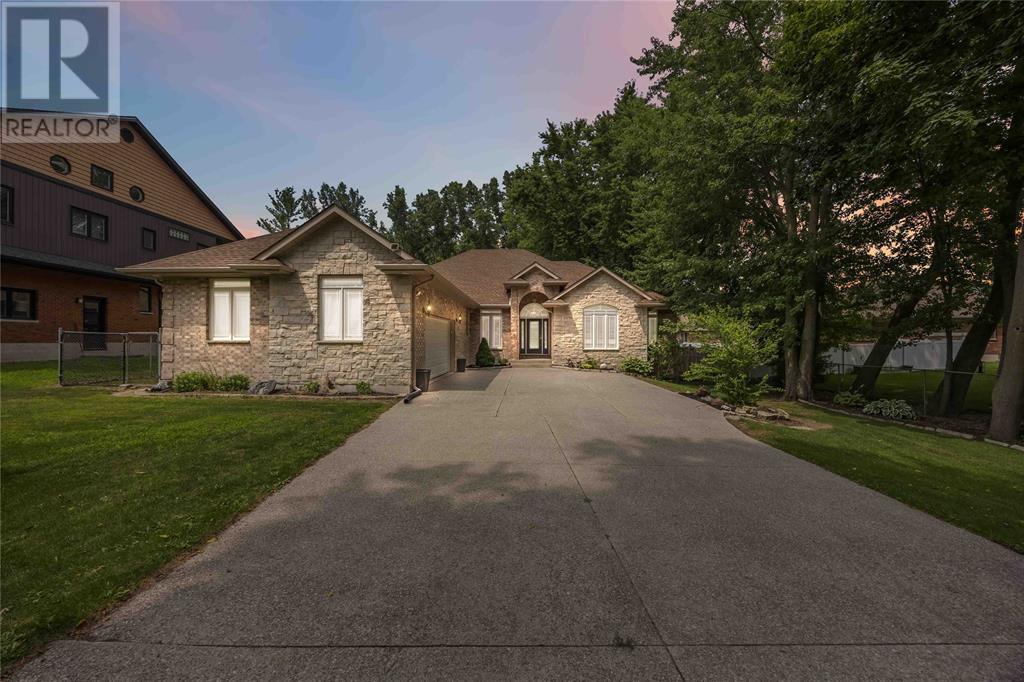 2056 Blackwell Rd, Sarnia, ON N7T 7H4
