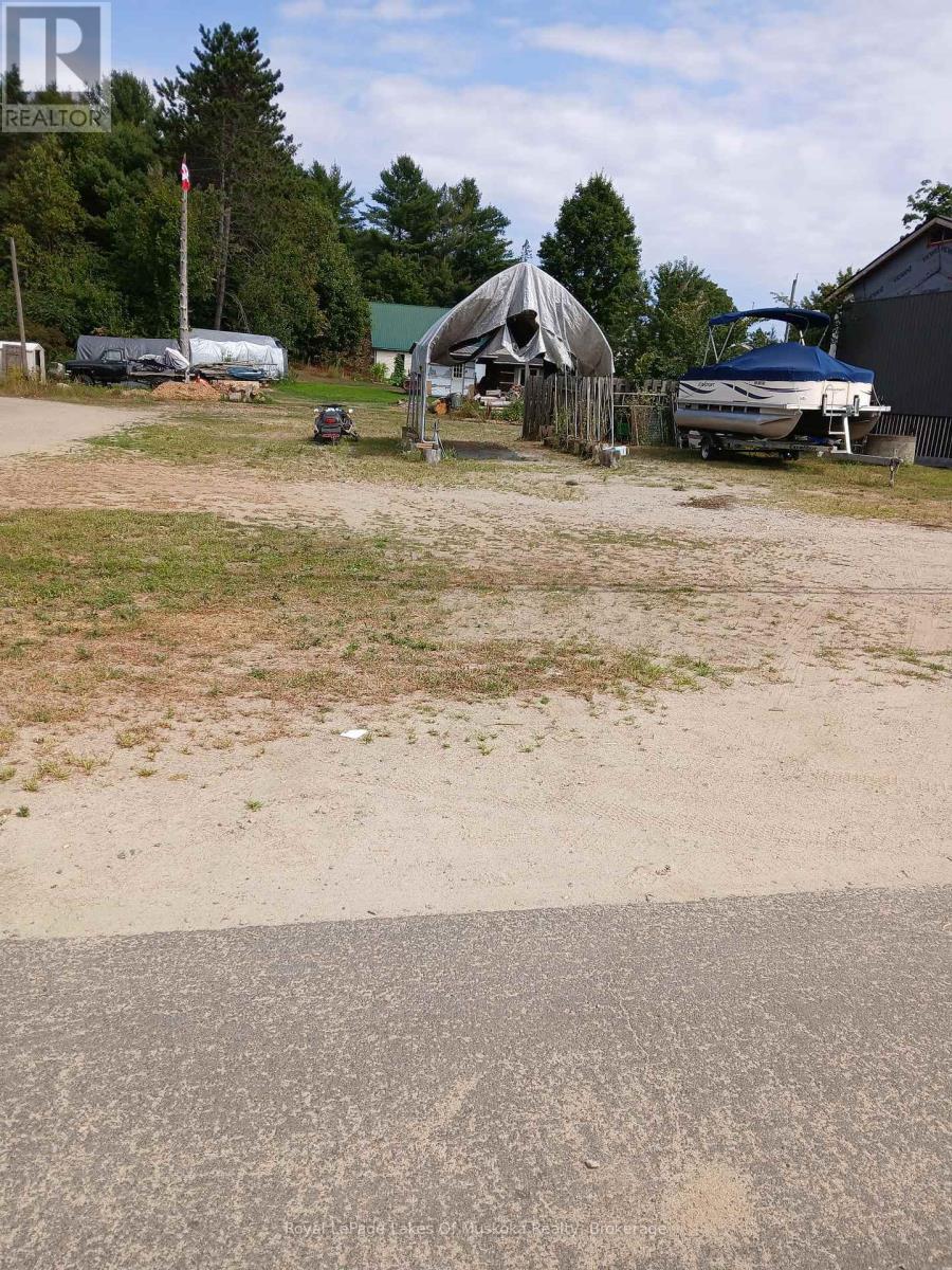 15 Bridge St, Lake of Bays, ON P0B 1A0