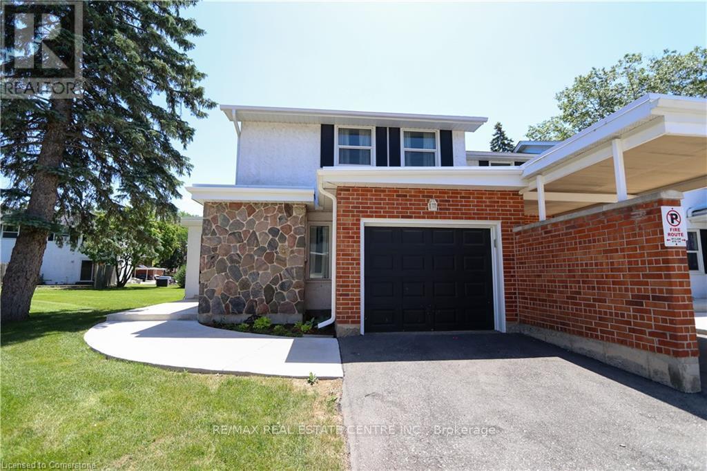 1 423 Keats Way, Waterloo, ON N2L 5S7