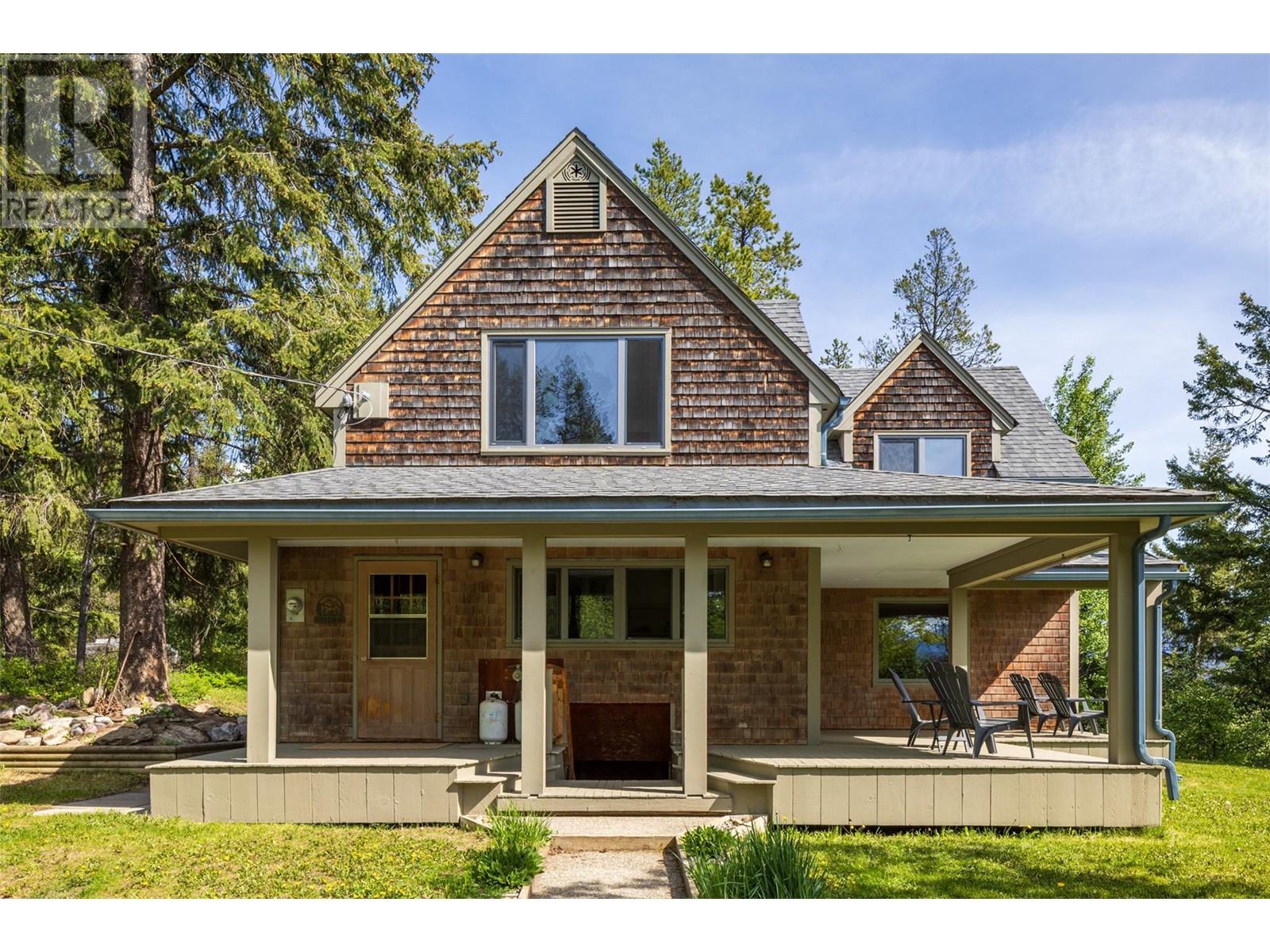 1615 Campbell Rd, Golden, BC V0A 1H7