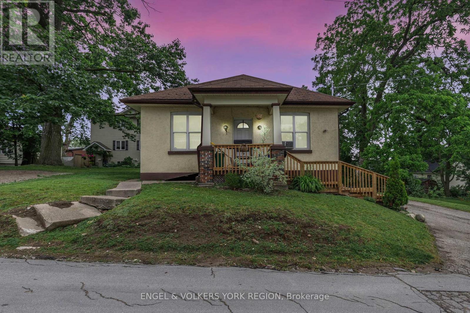 23 Lount St, Barrie, ON L4M 3E3