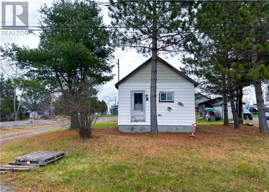 3 Lloyd, Capreol, ON P0M 1H0