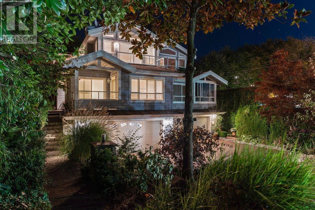 2517 Marine Dr, West Vancouver, BC V7V 1L5