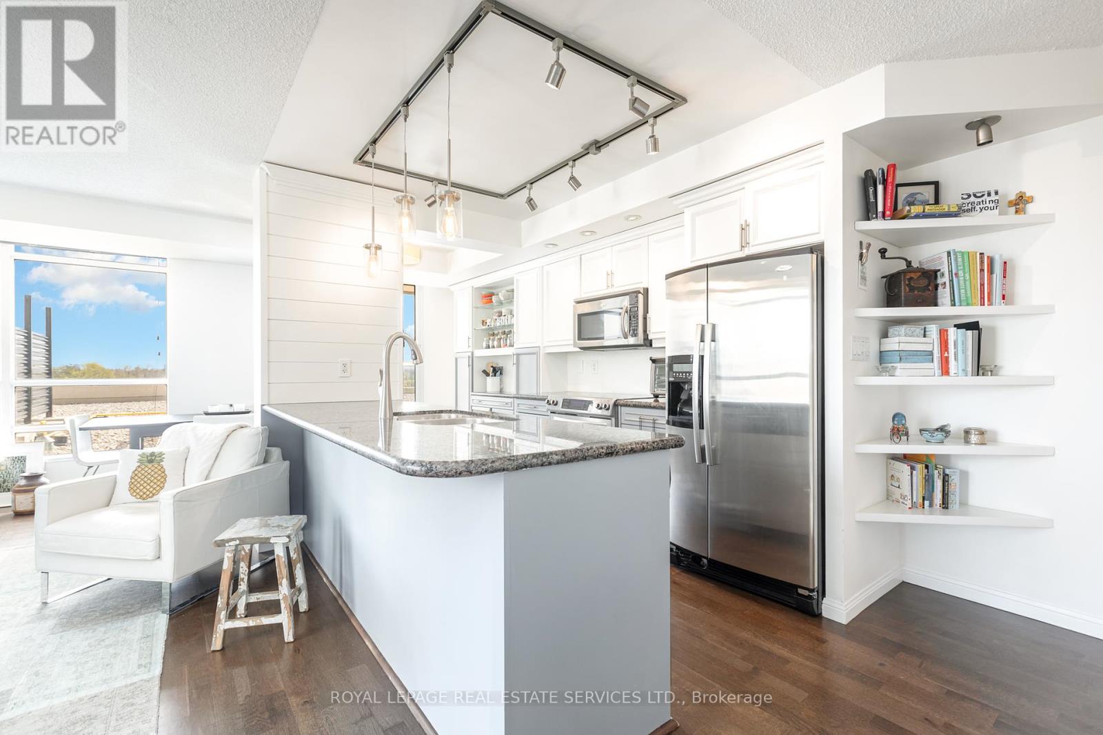 707 900 Mount Pleasant Rd, Toronto, ON M4P 3J9