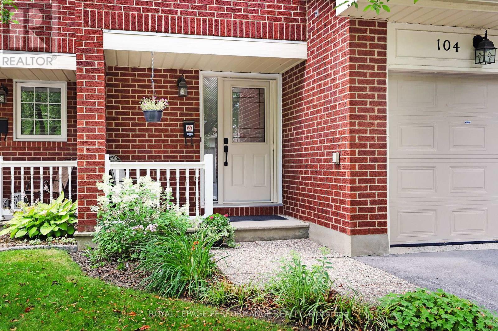 104 Stonebriar Dr, Ottawa, ON K2G 5Y1