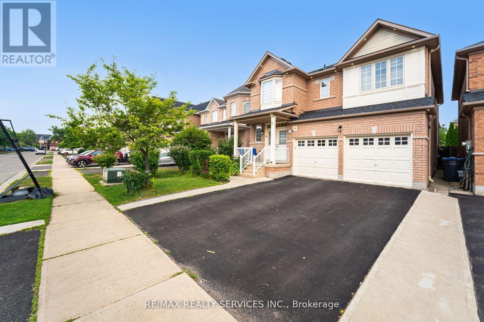 27 Hardgate Cres, Brampton Northwest Sandalwood Parkway, ON L7A 3V7