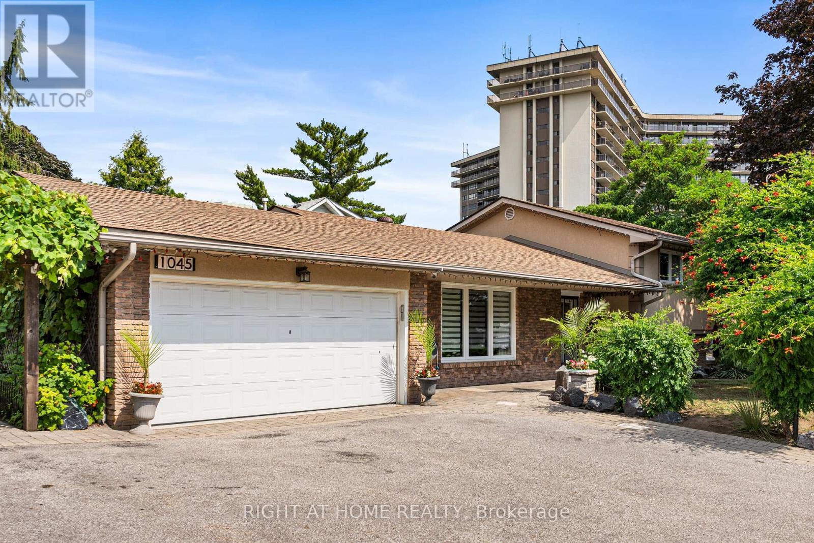 1045 Bloor St, Mississauga, ON L4Y 2N3