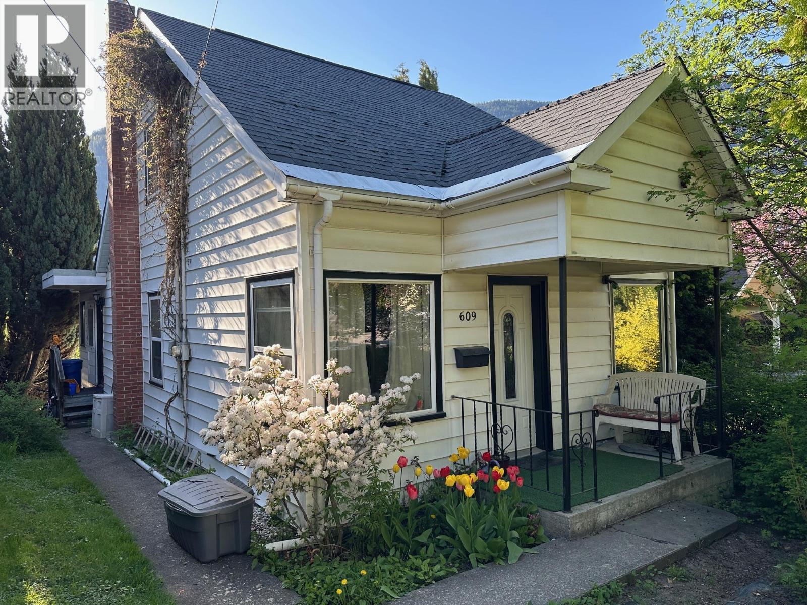 609 Second St, Nelson, BC V1L 2L7