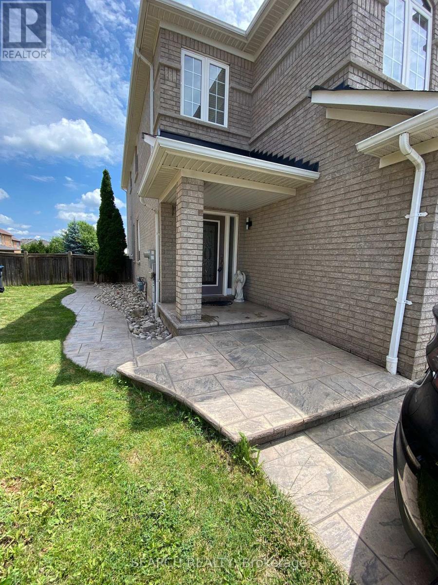 3438 Fountain Park Ave, Mississauga, ON L5M 7E3