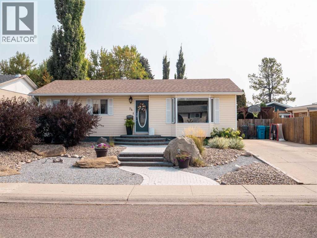 74 Honeysuckle Rd N, Lethbridge, AB T1H 4J9