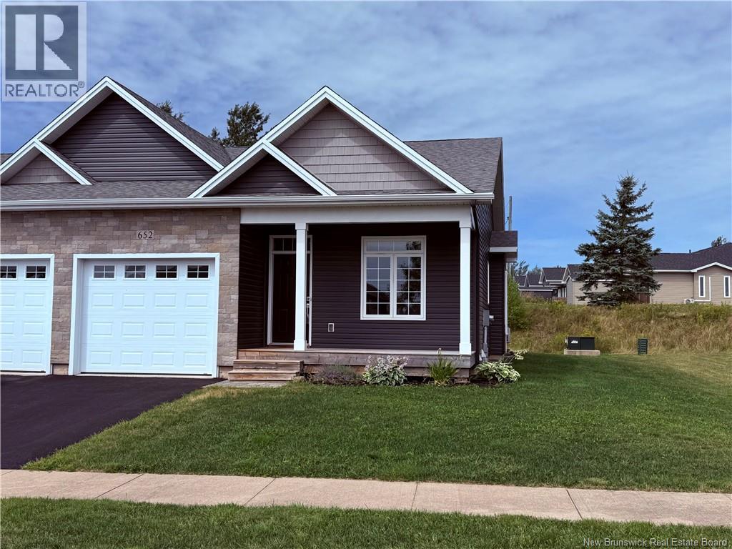 652 Royal Oaks Blvd, Moncton, NB E1H 3S7