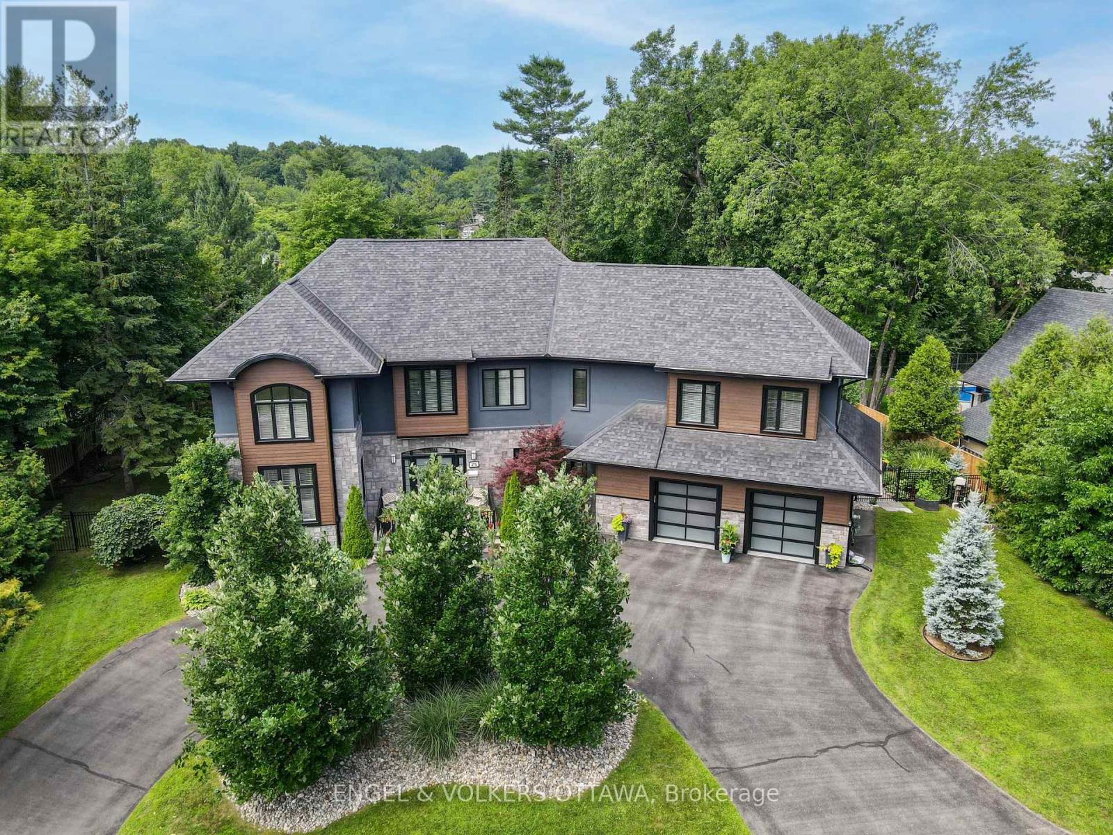 25 Kaymar Dr, Ottawa, ON K1J 7C8