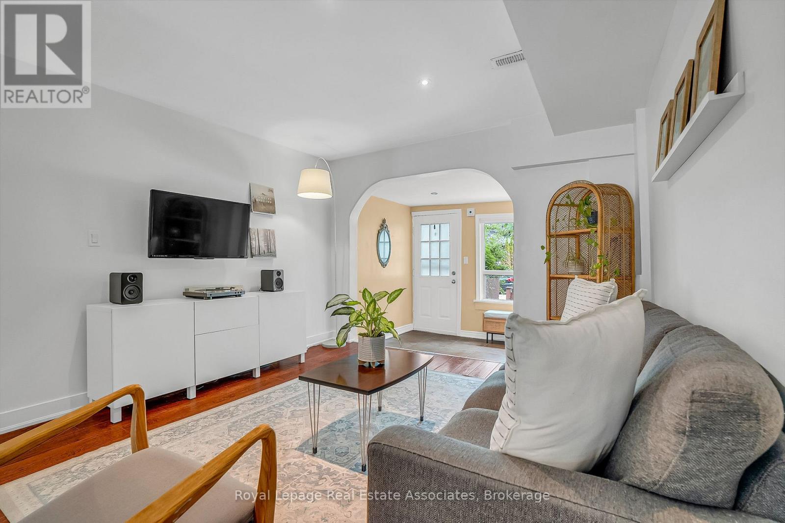 240 Sixth St, Toronto, ON M8V 3A7