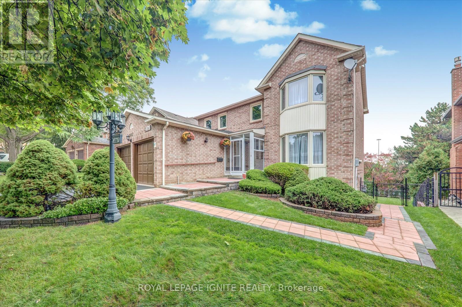 2061 Folkway Dr, Mississauga, ON L5L 3G3