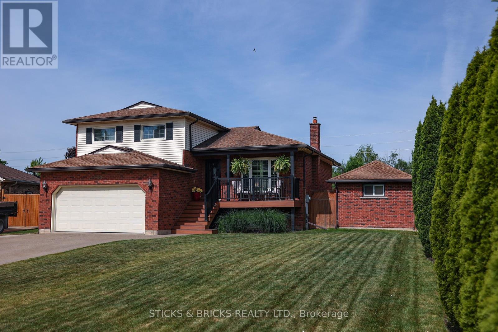 8238 Lexington Ct, Niagara Falls, ON L2H 1W4