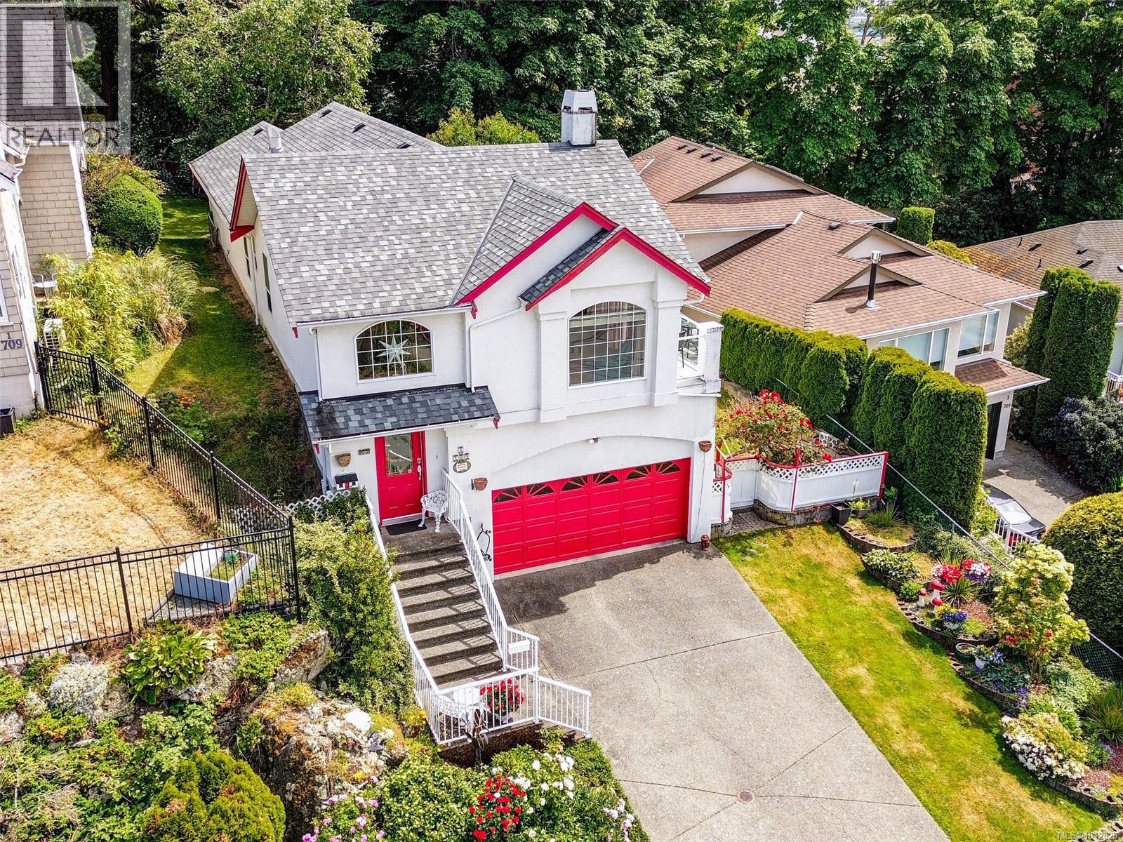 709 Luscombe Pl Unit 2 Pl, Esquimalt, BC V9A 7L6