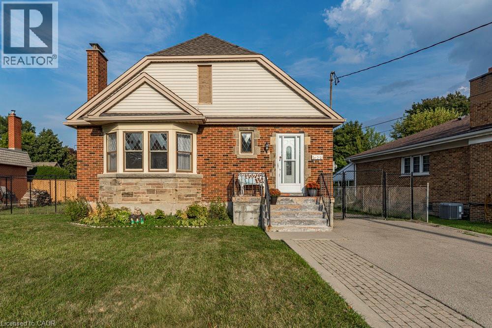 37 Lower Horning Rd, Hamilton, ON L8S 3E9