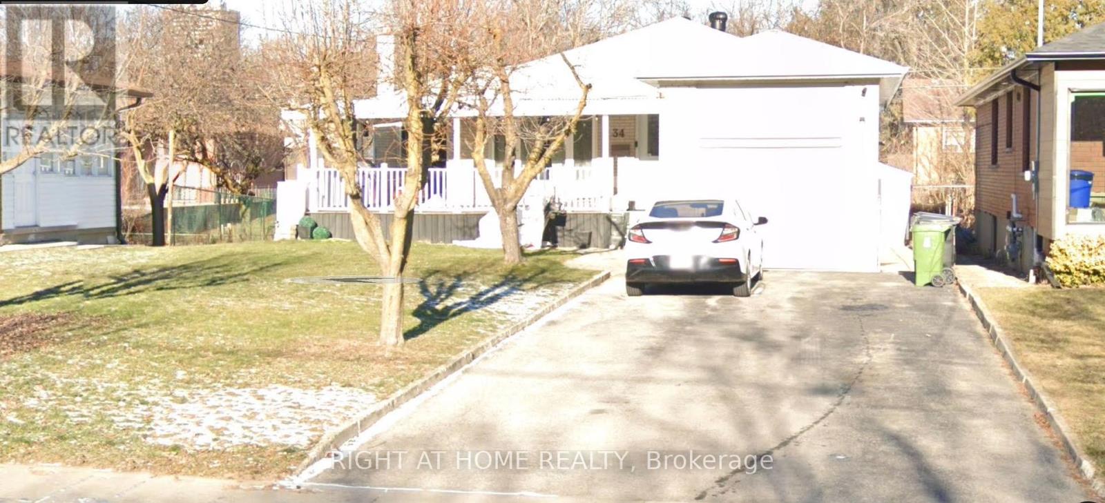 34 Connaught Ave, Toronto, ON M4L 2V9