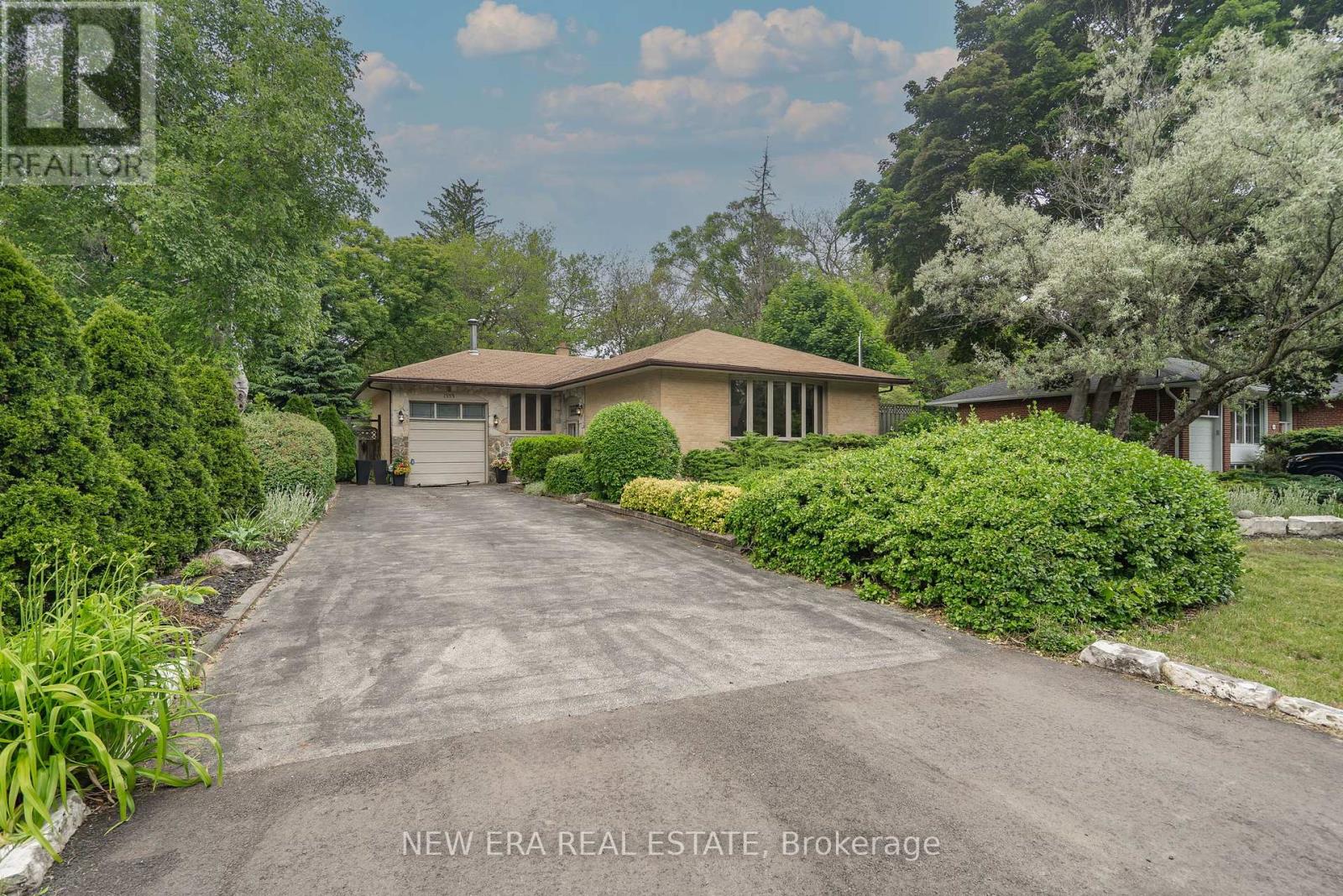 1553 Wembury Rd, Mississauga, ON L5J 2L8