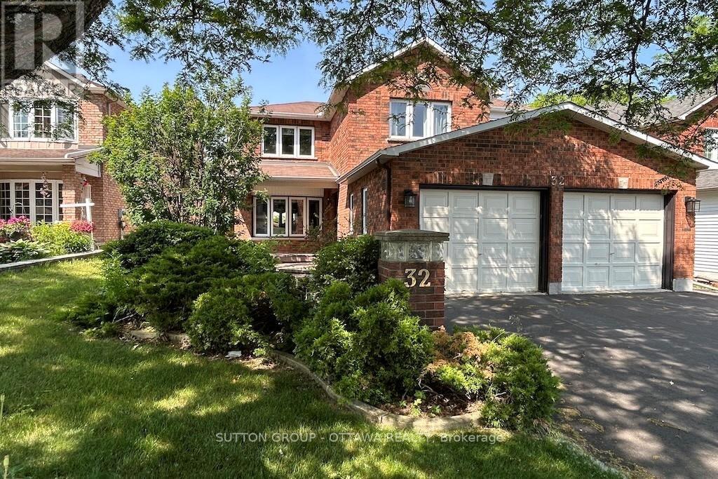 32 Cellini Ct W, Ottawa, ON K1G 5K3