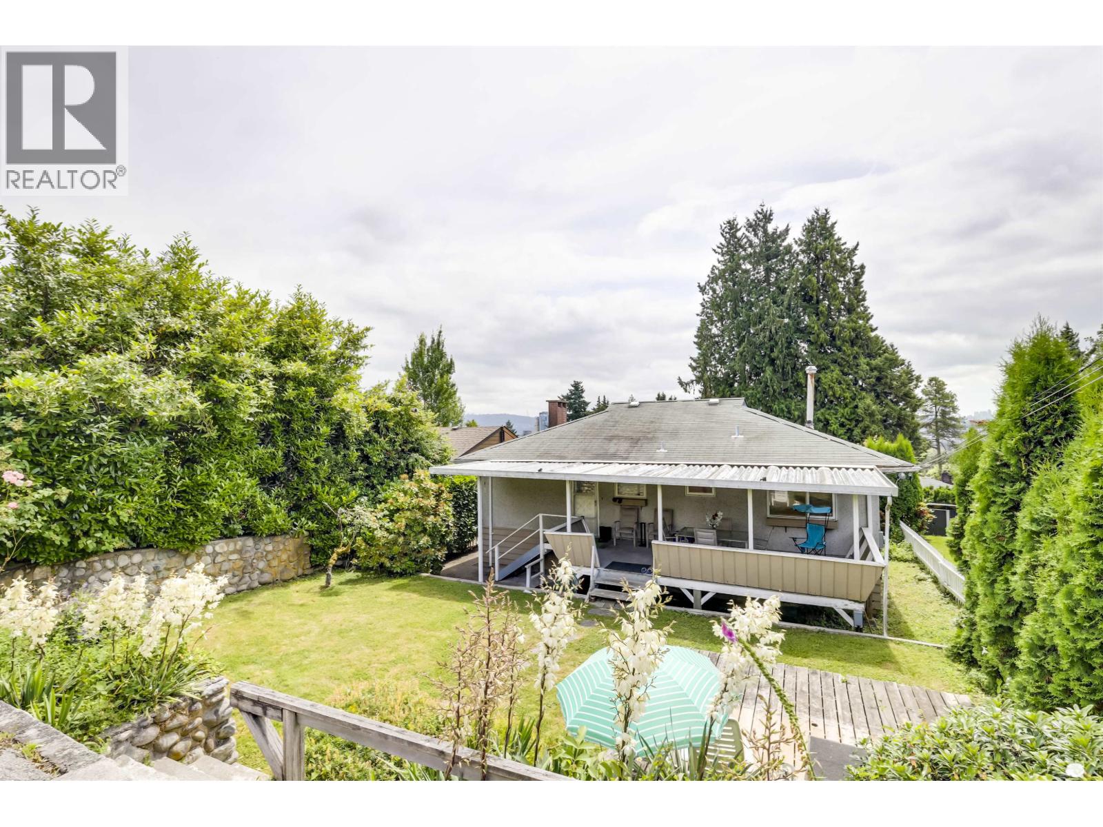 1118 Cloverley St, North Vancouver, BC V7L 1N6