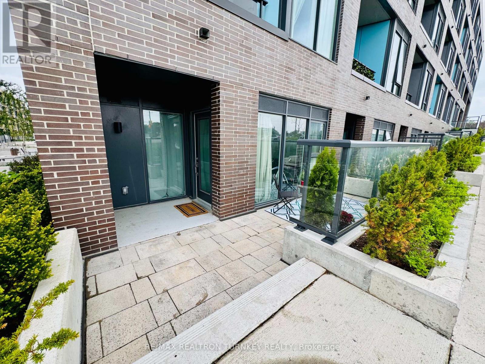018 185 Deerfield Rd, Newmarket Central Newmarket, ON L3Y 0G7