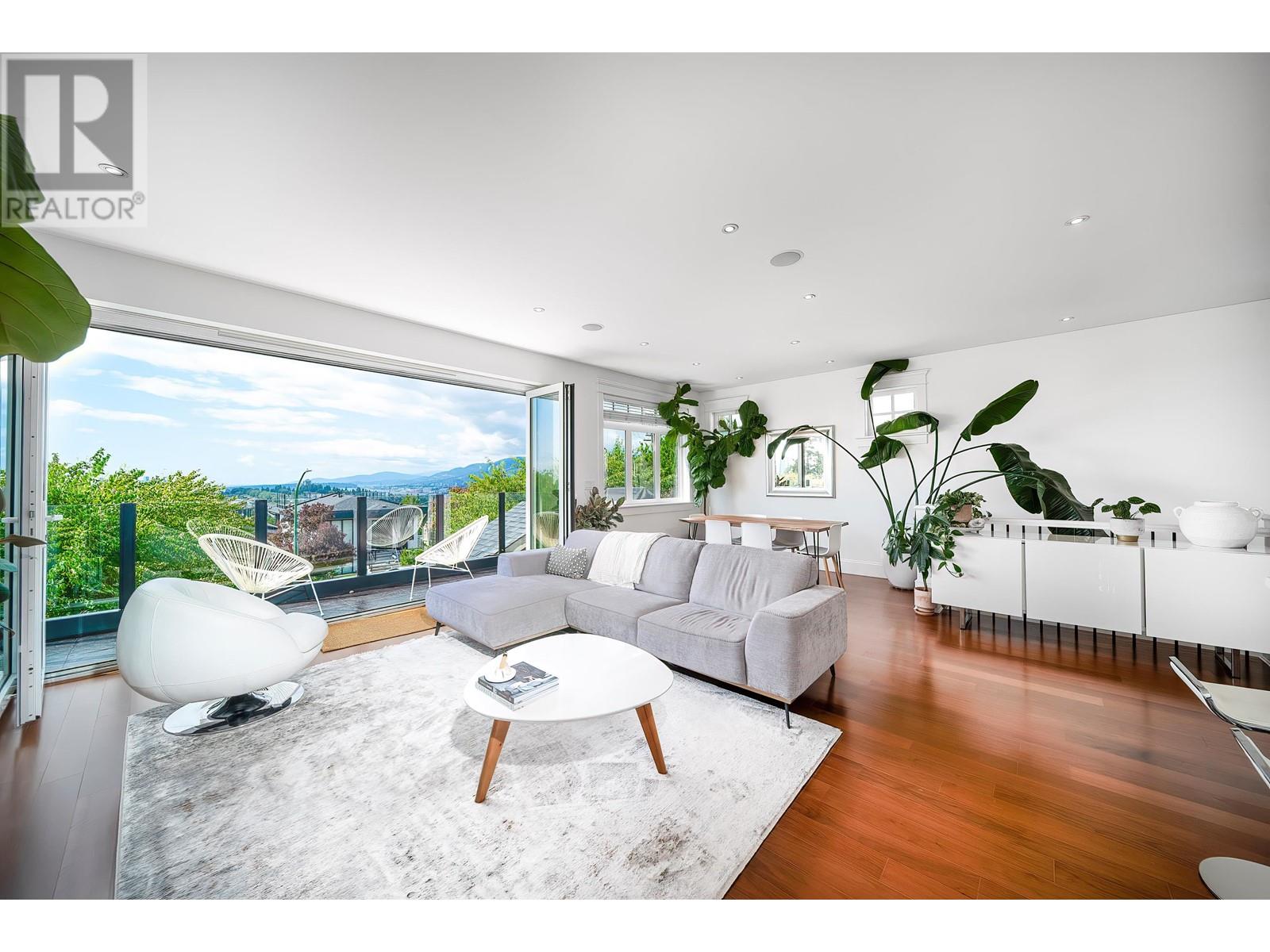 18 Hythe Ave, Burnaby, BC V5B 3H7