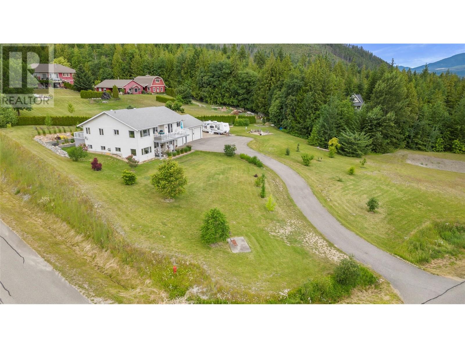 2190 Country Woods Rd, Sorrento, BC V0E 2W1