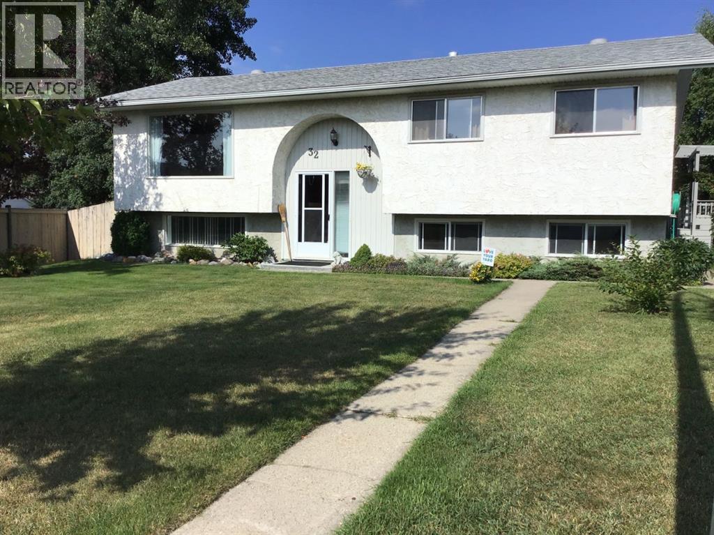 32 Kallbom Cres, Whitecourt, AB T7S 1E2