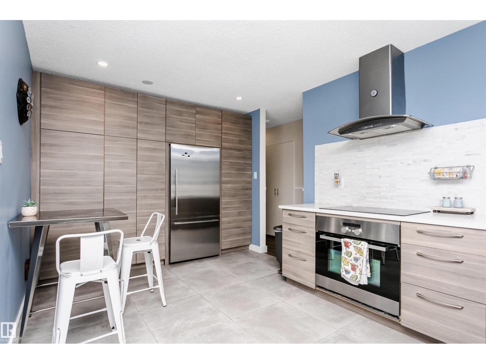 34 Av Nw Unit 10944 #a, Edmonton, AB T6J 2V1