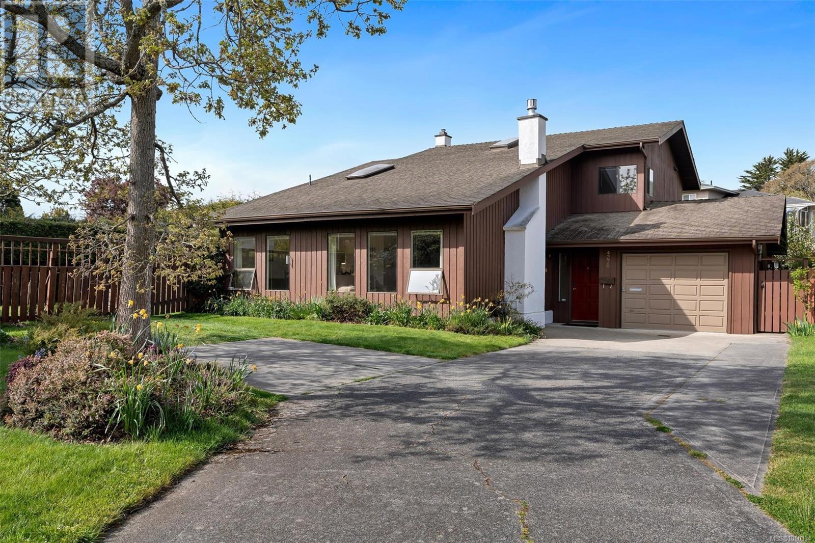 4370 Paramont Pl, Saanich, BC V8N 5V6