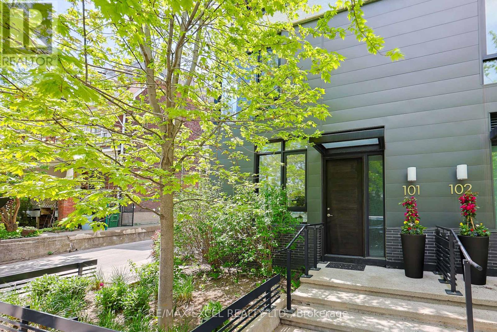 101 530 Indian Grv, Toronto, ON M6P 0B3